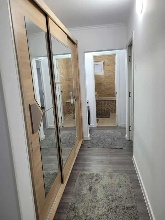 Camera de închiriat în apartament cu 3 camere