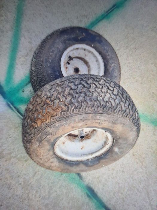 Roți pentru tractoras gazon model cu ax cu șurub in capat.