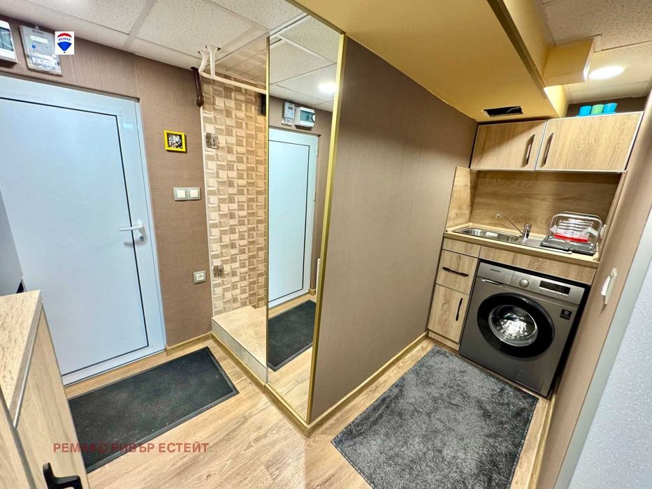 Дава се под наем Едностаен апартамент в Русе, Център - 16 кв.м за 204 € - Снимка #3