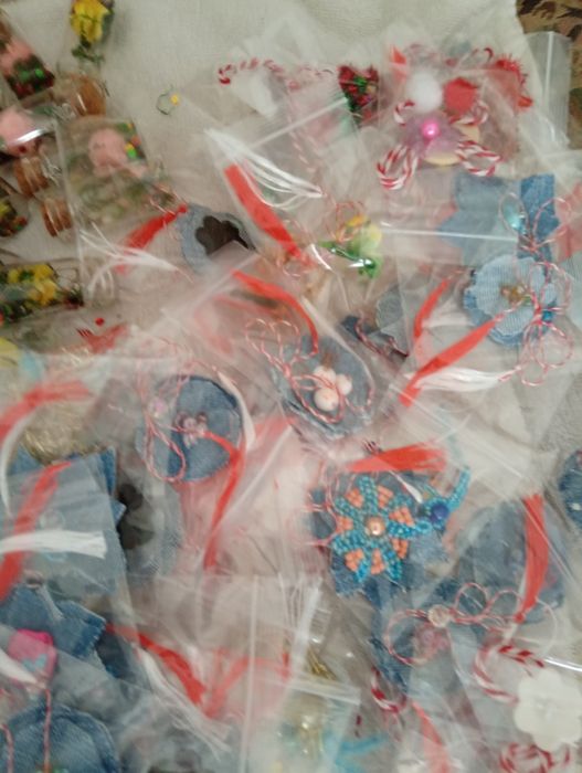 Vand martisoare 300 bucăți