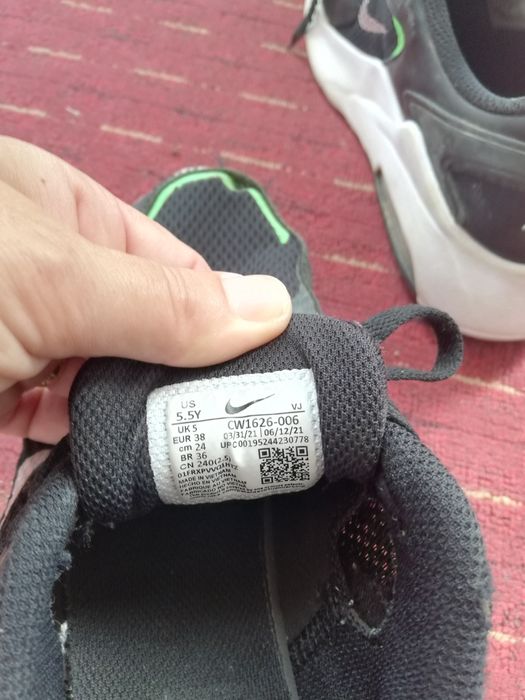 Adidași Nike de vânzare.