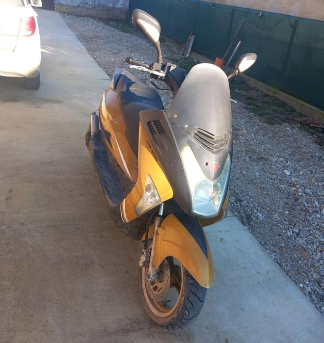 Vând scuter de 49 CC cu toate actele pentru înmatriculare ofer fiscal
