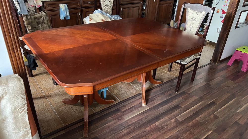 Срочно продам стол для гостиной