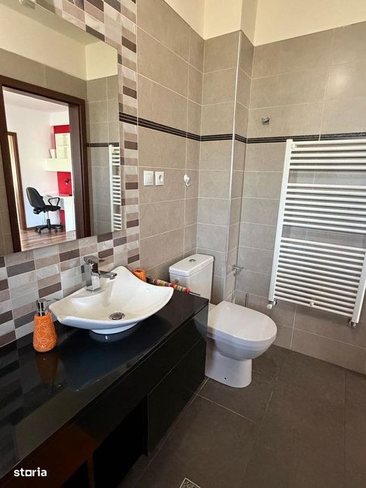 Apartament cu 2 camere, balcon deasupra pârâului și vedere spre pădure