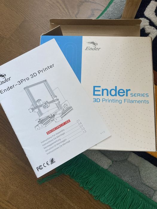 Imprimanta 3D Creality Ender 3  Pro cu diverse accesorii