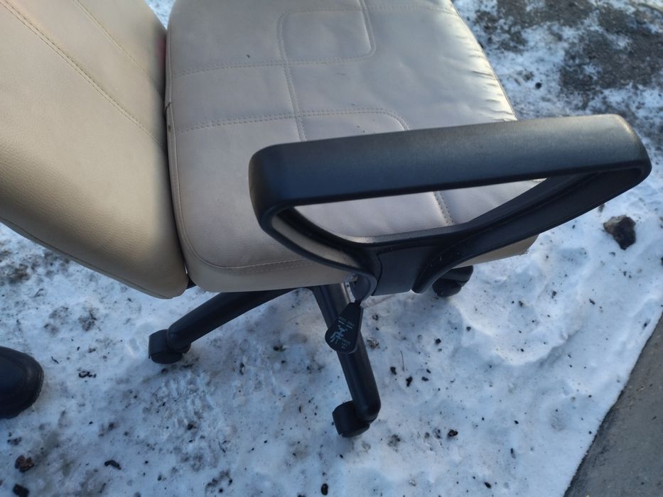 Офисное кресло кожаное