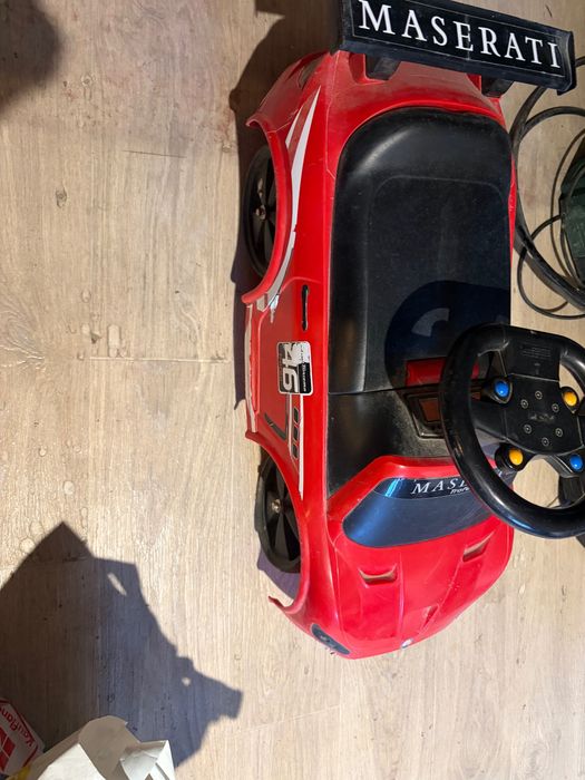Червена кола мазерати