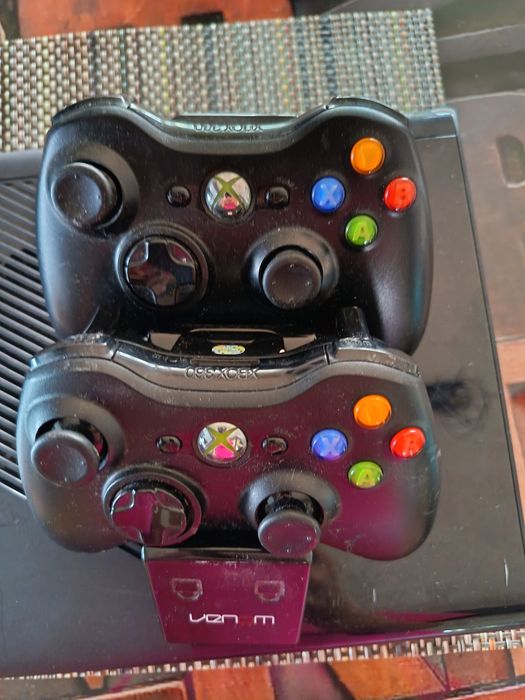 Vând Xbox 360 cu doua manete fara cabluri
