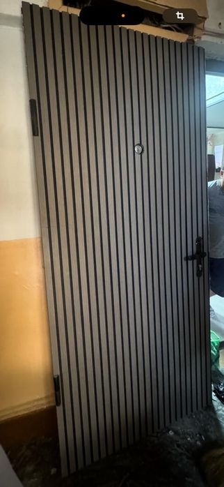 Продается железная дверь.