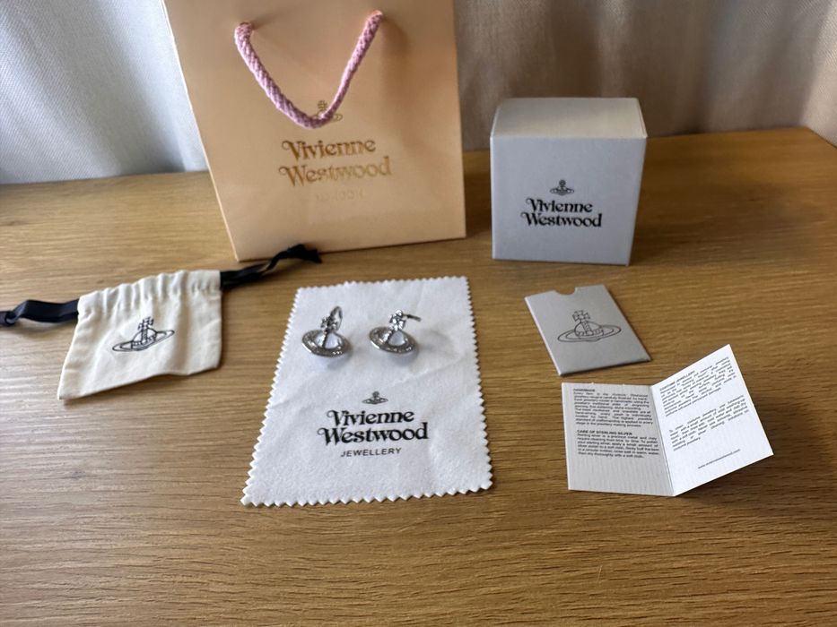 Cercei Vivienne Westwood ”world’s end orb”, bilă alba + argintiu mici