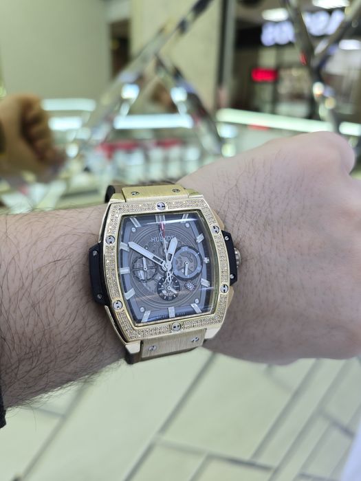 Продам золотые часы хублот с Бриллиантами.