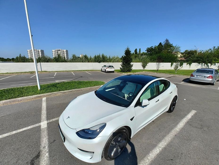 Tesla Model 3 Tesla model 3 long range dual motor interior alb