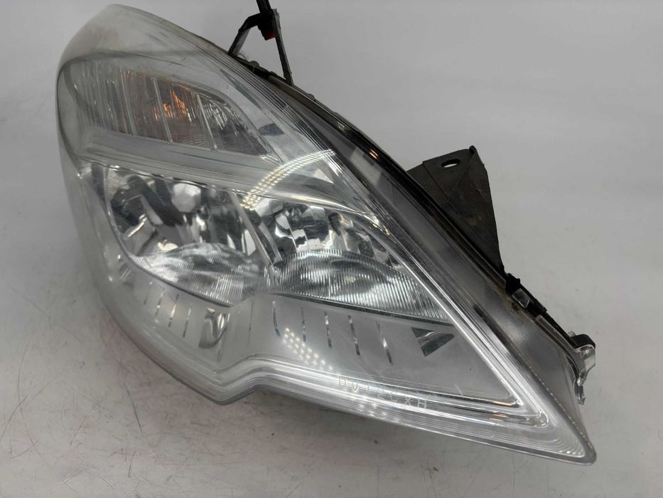 Far dreapta Opel Meriva B an 2011