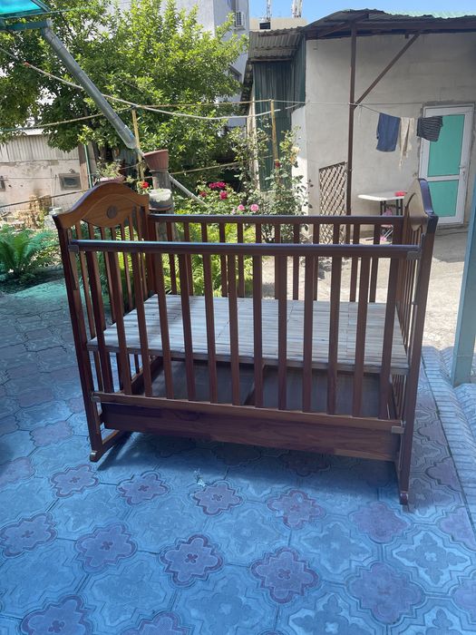 Манежка кровать на маятнике