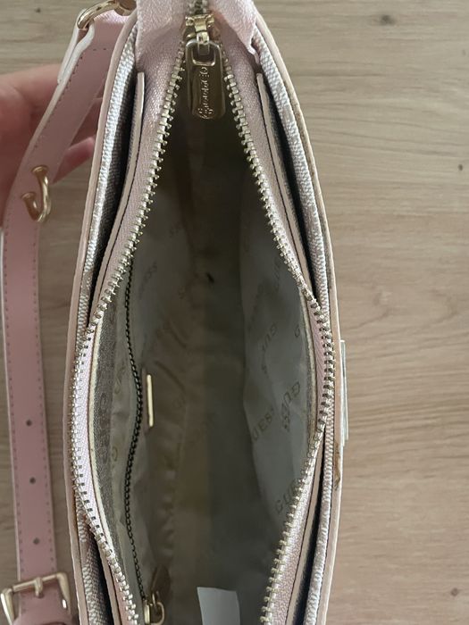 Geanta Guess,roz deschis,cu accesorii si bretea