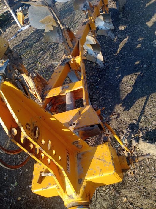 Se oferă spre vânzare plug huard 3+1