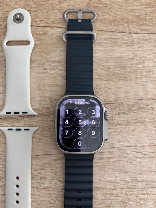 Apple Watch Ultra 49mm Titanium с кутия и 4 каишки, отлично състояние