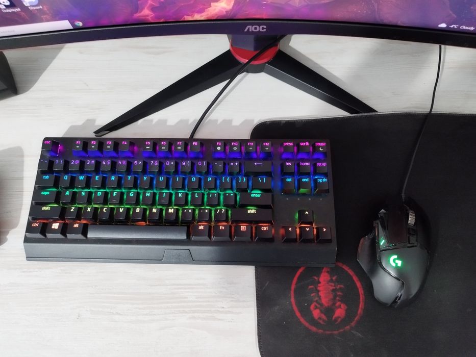 Настолен компютър с монитор и периферия