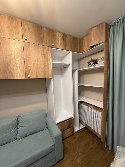 Dresing in forma de U in toata camera cu sau fara pat