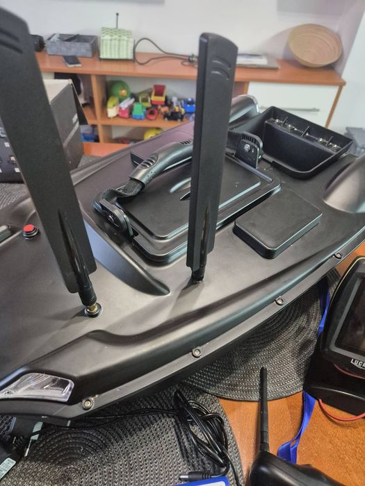 Лодка за захранка Катамаран V888 с вграден сонар