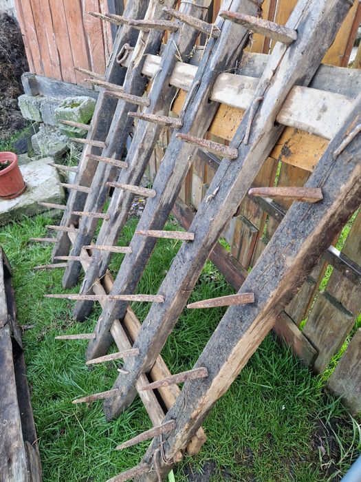 Grapa din lemn veche duoa  animale