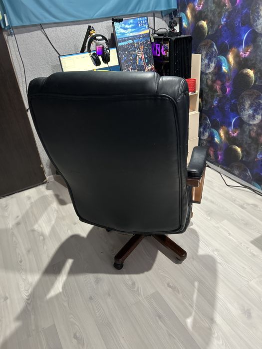 Качественное кожаное кресло руководителя