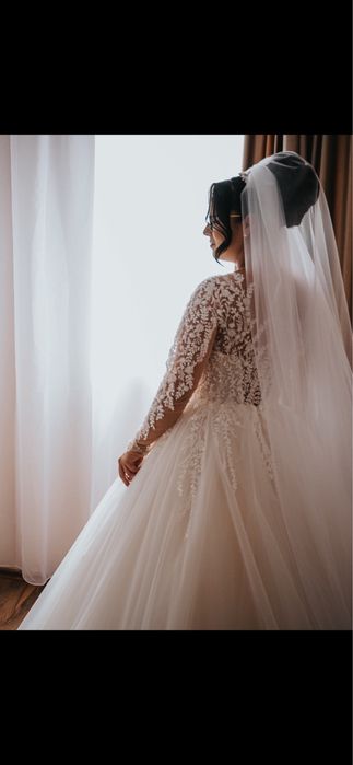 Vând rochie de mireasă model prințesă, culoare ivory.