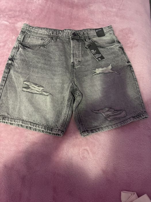 Blugi scurti  marimea xl sunt noi