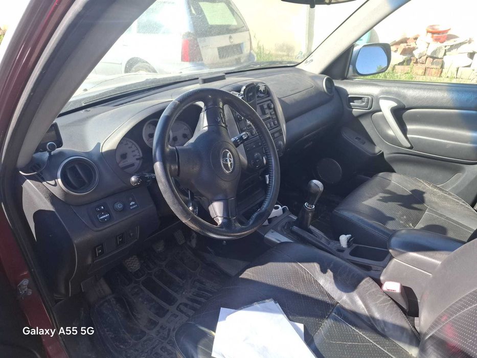 Vând Toyota RAV4 pentru dezmembrări / piese