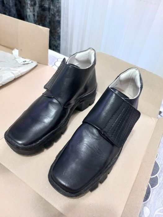 Vând bocanci militari negri și bej