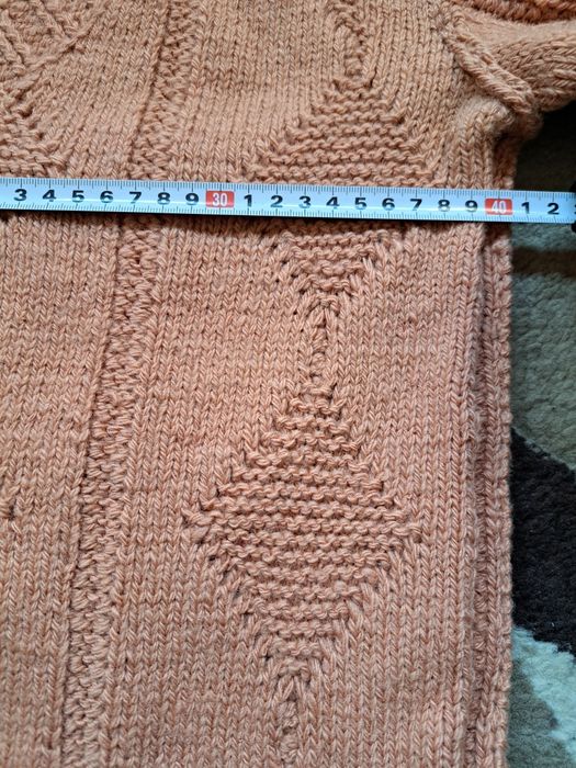 Чисто нов вълнен ръчно плетен пуловер