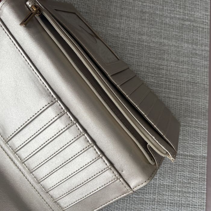 Дамско портмоне GUESS в отлично състояние, отигинално