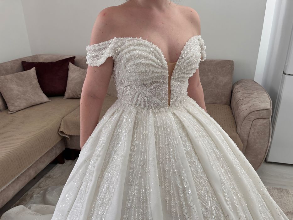 Булчинска рокля тип принцеса , изцяло с камъни