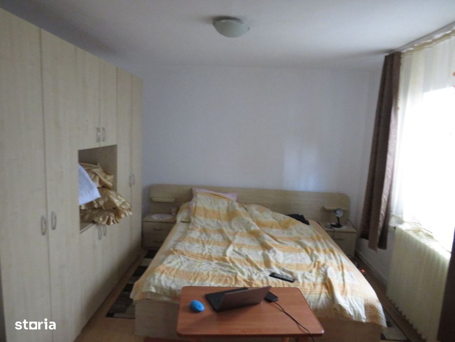 Casă cu 4 camere, garaj și curte, Târgu Jiu zona Coloana
