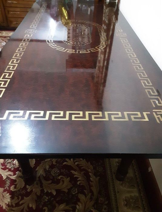 Гостевой стол лакированный