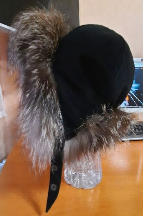 Шапка от естествен велур и сребърна лисица