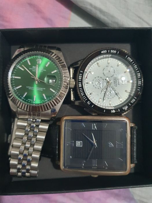 Три броя часовници