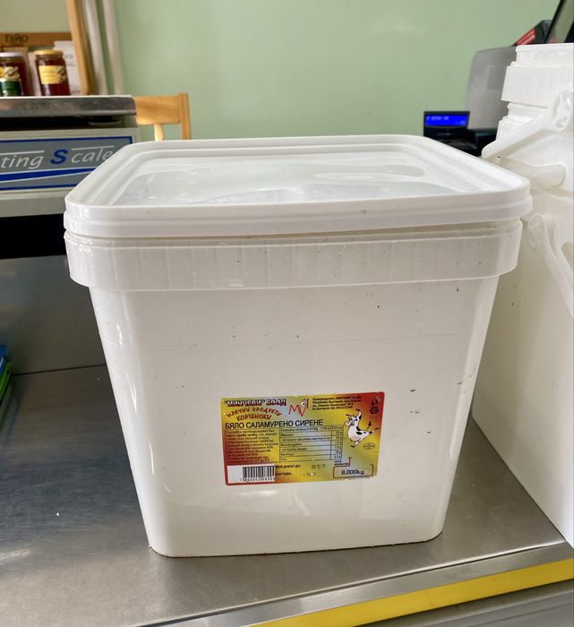 Продавам пластмасови кофи от сирене.