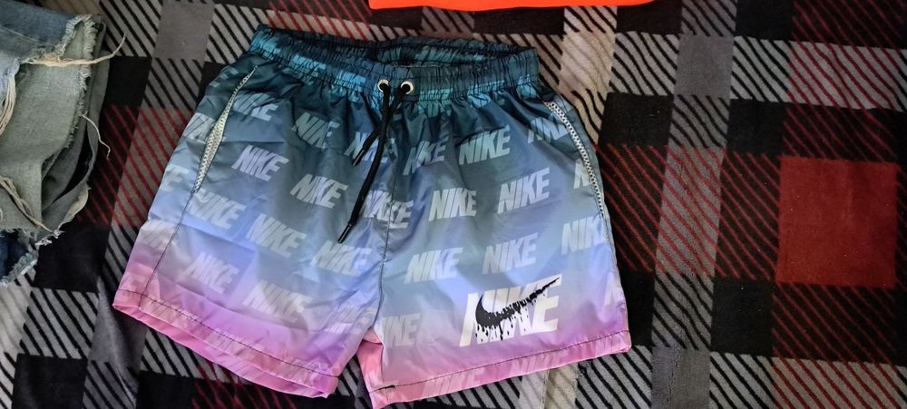 Blugi scurți noi cu eticheta Bershka, Nike și Zata