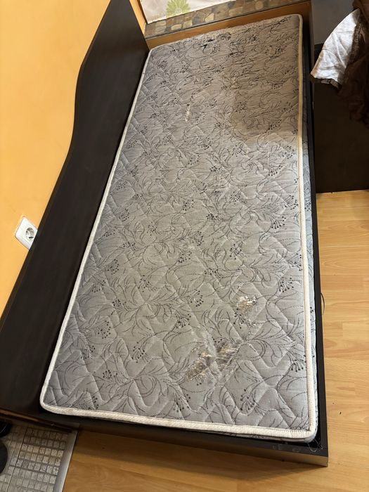 Спалня с матрак