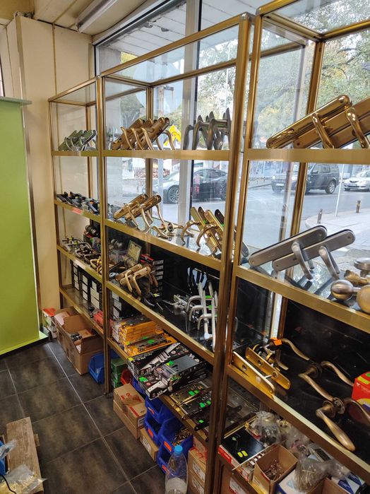 Магазинно обзавеждане-стенни витрини и щендерни маси