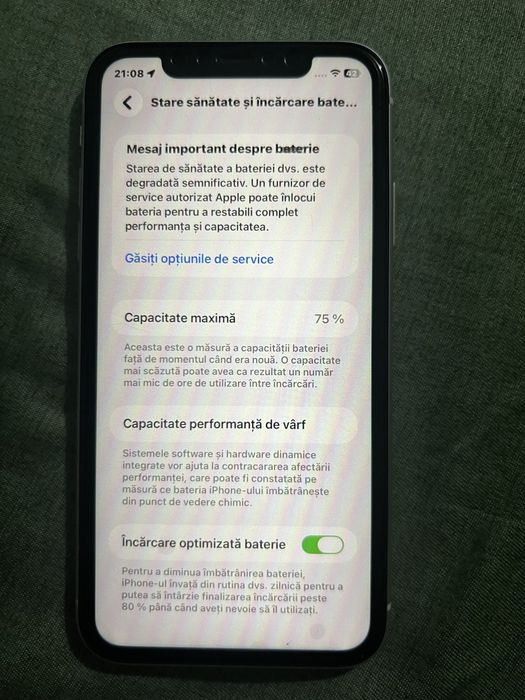Vând iPhone 11, 64 GB, perfect funcțional, ecran intact, baterie 75%, mici urme de uzură. Ofer husă și folie. Preț: 600 lei.