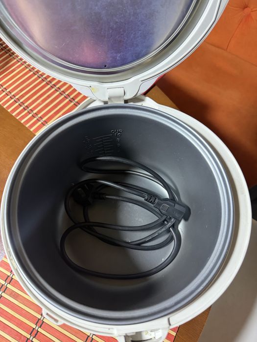 Рисоварка в хорошем состоянии