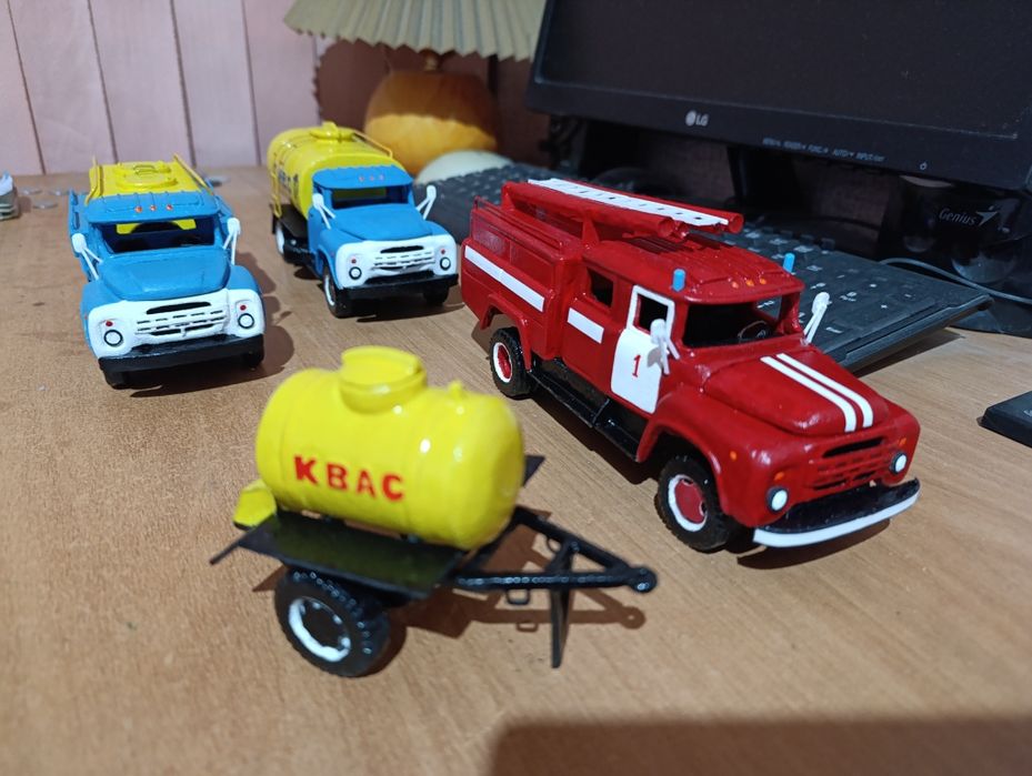 Автоцистерны ЗиЛ-130 и прицеп.