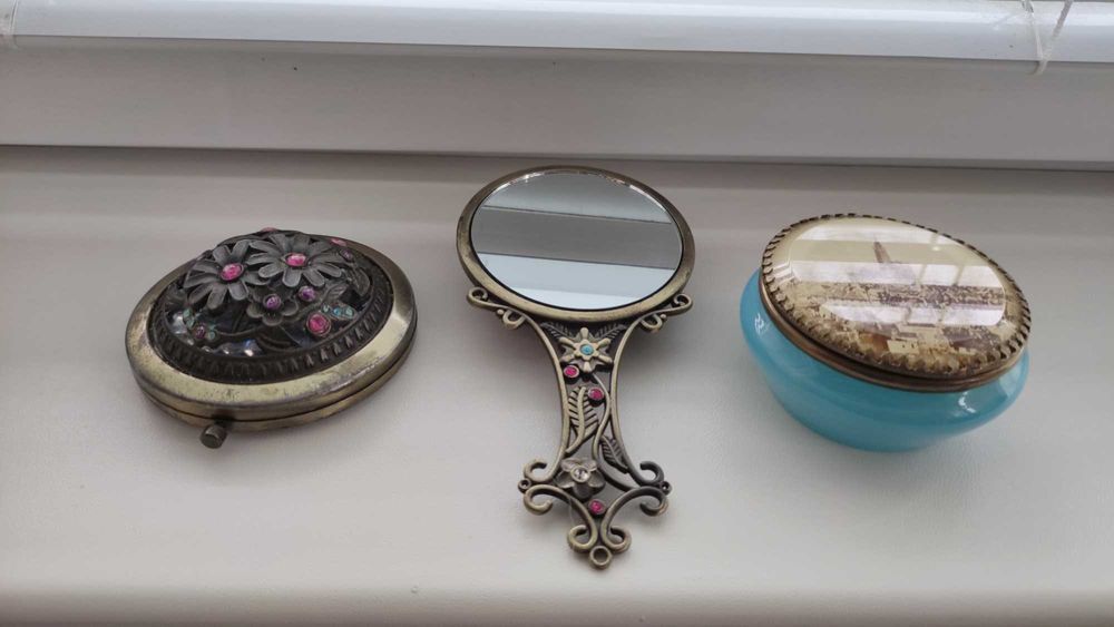 Кутийка за бижута и огледала