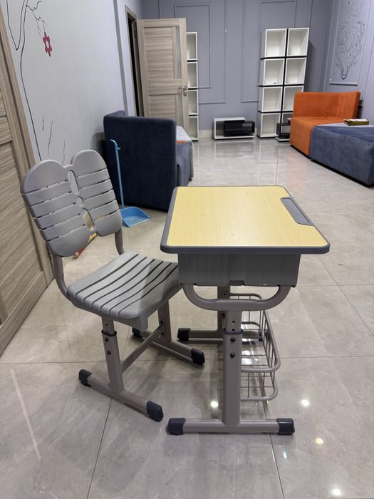 Парта со стулом комплект.