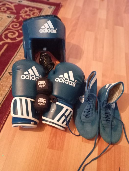 Баксорни перчатка и шлем и барсофка скакалка и бинт