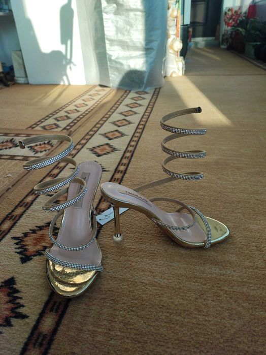 Сандали с връзване около прасеца