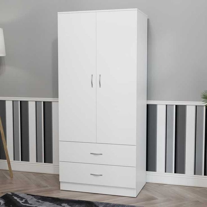 Вместительный шкаф для одежды белый