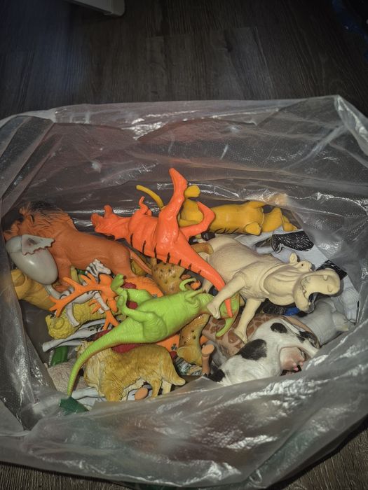 Животные и динозавры игрушки продам